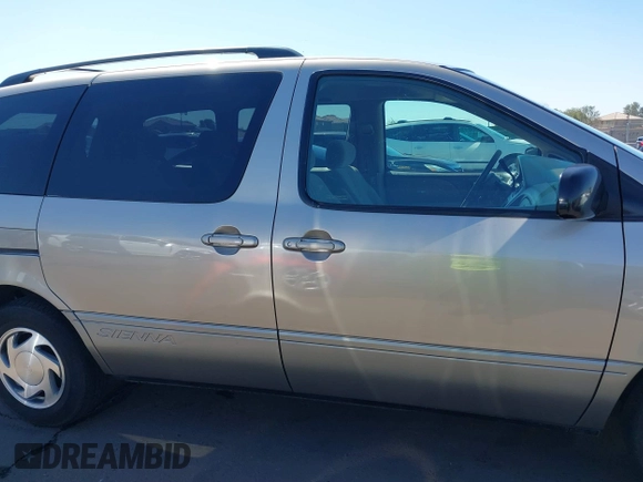 2002 Toyota Sienna LE with VIN 4T3ZF13CX2U500604, listed as a IAAI auction lot 41834778 with 139,668 mi miles. Bid and sale history available at carsss.com. Image 13.