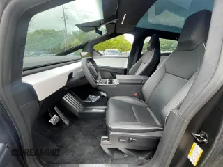2024 Tesla Cybertruck z VIN 7G2CEHED1RA016631, wystawiony jako Copart lot #57473805 z przebiegiem 5607 mil mil oraz Tytuł czysty. Historia ofert i sprzedaży dostępna na DreamBid. Obrazek 6.