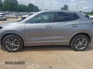 2023 Buick Encore GX Select с VIN KL4MMDS21PB121589, выставлен на аукционе IAAI как лот 42121103 с пробегом 20 379 миль миль и . История ставок и продаж доступна на DreamBid. Изображение 15.