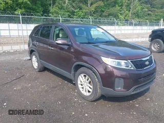 2014 Kia Sorento LX z VIN 5XYKT3A67EG444921, wystawiony jako IAAI lot #42263216 z przebiegiem 188 227 mil mil oraz . Historia ofert i sprzedaży dostępna na DreamBid. Obrazek 1.