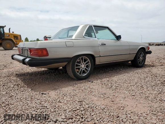 1987 Mercedes-Benz 560 SL z VIN WDBBA48D0HA061731, wystawiony jako Copart lot #56622425 z przebiegiem 121 214 mil mil oraz Czysty tytuł • Clean title. Historia ofert i sprzedaży dostępna na DreamBid. Obrazek 3.