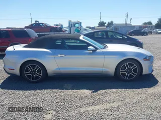 2018 Ford Mustang EcoBoost Premium z VIN 1FATP8UH9J5110286, wystawiony jako IAAI lot #42632454 z przebiegiem 60 355 mil mil oraz . Historia ofert i sprzedaży dostępna na DreamBid. Obrazek 13.