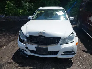 2013 Mercedes-Benz C 300 Sport z VIN WDDGF8ABXDA842362, wystawiony jako IAAI lot #42686987 z przebiegiem 84 145 mil mil oraz . Historia ofert i sprzedaży dostępna na DreamBid. Obrazek 12.