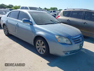 2007 Toyota Avalon XL z VIN 4T1BK36B87U236617, wystawiony jako IAAI lot #42240261 z przebiegiem 312 284 mil mil oraz . Historia ofert i sprzedaży dostępna na DreamBid. Obrazek 1.