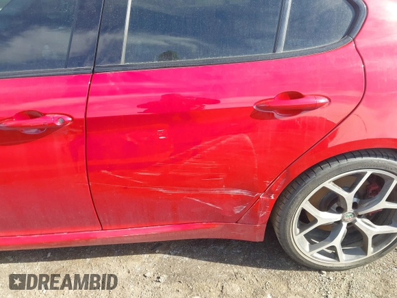 2019 Alfa Romeo Giulia z VIN ZARFAMAN7K7599097, wystawiony jako IAAI lot #41836010 z przebiegiem 32 011 mil mil oraz . Historia ofert i sprzedaży dostępna na DreamBid. Obrazek 5.