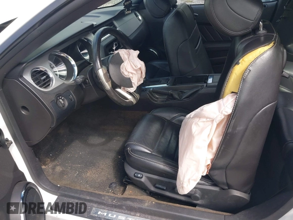 2013 Ford Mustang V6 z VIN 1ZVBP8AM8D5260415, wystawiony jako IAAI lot #40332516 z przebiegiem 200 953 mil mil oraz . Historia ofert i sprzedaży dostępna na DreamBid. Obrazek 5.