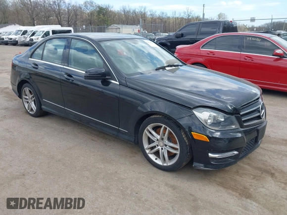2014 Mercedes-Benz C 300 Sport z VIN WDDGF8AB6ER324705, wystawiony jako IAAI lot #41901610 z przebiegiem 83 748 mil mil oraz . Historia ofert i sprzedaży dostępna na DreamBid. Obrazek 1.