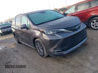 2021 Toyota Sienna XLE with VIN 5TDJRKEC2MS044996, listed as a IAAI auction lot 41116011 with 29,824 mi miles. Bid and sale history available at carsss.com. Image 1.