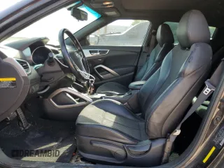 2016 Hyundai Veloster z VIN KMHTC6AD1GU293530, wystawiony jako Copart lot #53137985 z przebiegiem 151 003 mil mil oraz Szkody całkowita. Historia ofert i sprzedaży dostępna na DreamBid. Obrazek 7.