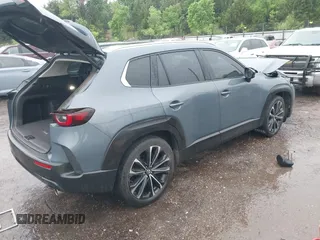 2023 Mazda CX-50 S Premium Plus z VIN 7MMVABEMXPN104518, wystawiony jako IAAI lot #42184893 z przebiegiem 61 991 mil mil oraz . Historia ofert i sprzedaży dostępna na DreamBid. Obrazek 4.