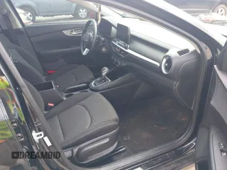 2023 Kia Forte LXS z VIN 3KPF24AD4PE627976, wystawiony jako IAAI lot #41540833 z przebiegiem 18 748 mil mil oraz . Historia ofert i sprzedaży dostępna na DreamBid. Obrazek 5.