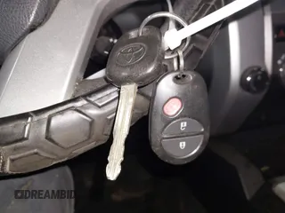 2017 Toyota Tundra SR z VIN 5TFUY5F19HX583033, wystawiony jako IAAI lot #41484920 z przebiegiem 112 206 mil mil oraz . Historia ofert i sprzedaży dostępna na DreamBid. Obrazek 11.