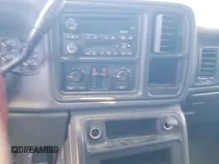 2003 GMC Sierra 2500HD SLE z VIN 1GTHC23193F131682, wystawiony jako IAAI lot #42548544 z przebiegiem 178 638 mil mil oraz . Historia ofert i sprzedaży dostępna na DreamBid. Obrazek 1.