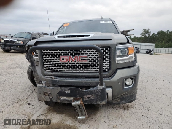 2017 GMC Sierra 2500HD Denali with VIN 1GT12UEY0HF119759, listed as a Copart auction lot 81334144 with 221,544 mi miles and Salvage Title. Bid and sale history available at carsss.com. Image 5.