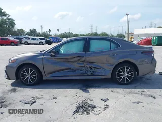 2024 Toyota Camry SE z VIN 4T1G11AK8RU901040, wystawiony jako IAAI lot #41977610 z przebiegiem 12 694 mil mil oraz . Historia ofert i sprzedaży dostępna na DreamBid. Obrazek 14.