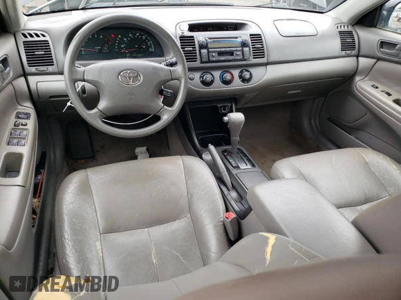 2004 Toyota Camry LE z VIN 4T1BE32KX4U380789, wystawiony jako Copart lot #57142645 z przebiegiem 226 106 mil mil oraz Szkoda całkowita • Salvage title. Historia ofert i sprzedaży dostępna na DreamBid. Obrazek 8.
