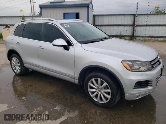 2012 Volkswagen Touareg Sport с VIN WVGFF9BP6CD001833, выставлен на аукционе Copart как лот 54188355 с пробегом 126 272 миль миль и Чистый • Clean title. История ставок и продаж доступна на DreamBid. Изображение 4.