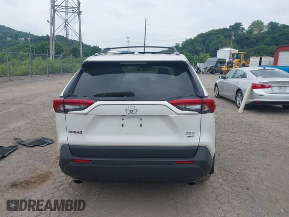 2022 Toyota RAV4 XLE Premium z VIN 2T3A1RFV4NW287421, wystawiony jako IAAI lot #42602371 z przebiegiem 59 294 mil mil oraz . Historia ofert i sprzedaży dostępna na DreamBid. Obrazek 16.