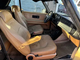 1988 Saab 900 z VIN YS3AT76L3J7040435, wystawiony jako Copart lot #42987225 z przebiegiem 44 319 mil mil oraz Czysty tytuł • Clean title. Historia ofert i sprzedaży dostępna na DreamBid. Obrazek 5.