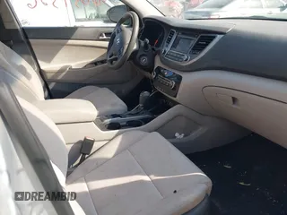 2018 Hyundai Tucson SE z VIN KM8J2CA44JU644303, wystawiony jako IAAI lot #42059326 z przebiegiem 67 873 mil mil oraz . Historia ofert i sprzedaży dostępna na DreamBid. Obrazek 5.