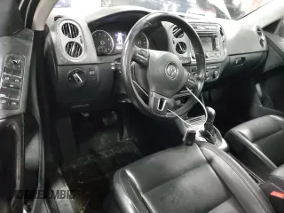 2013 Volkswagen Tiguan SE z VIN WVGBV3AX4DW055332, wystawiony jako Copart lot #42297805 z przebiegiem 109 606 mil mil oraz Szkoda całkowita • Salvage title. Historia ofert i sprzedaży dostępna na DreamBid. Obrazek 8.