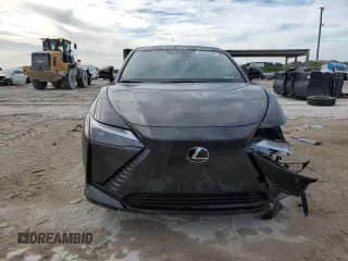 2023 Lexus RZ 450e Premium z VIN JTJAAAAB4PA005937, wystawiony jako Copart lot #39939654 z przebiegiem 6136 mil mil oraz . Historia ofert i sprzedaży dostępna na DreamBid. Obrazek 5.