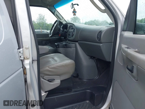 2008 Ford Econoline Cargo Commercial z VIN 1FTNE14W08DA28087, wystawiony jako IAAI lot #42365041 z przebiegiem 135 182 mil mil oraz . Historia ofert i sprzedaży dostępna na DreamBid. Obrazek 5.