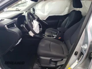 2024 Toyota Corolla Cross LE z VIN 7MUCAAAG5RV098535, wystawiony jako Copart lot #52483595 z przebiegiem Nie podano mil oraz Szkoda całkowita • Salvage title. Historia ofert i sprzedaży dostępna na DreamBid. Obrazek 7.