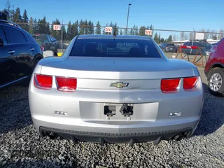 2011 Chevrolet Camaro 2LS z VIN 2G1FA1ED4B9117977, wystawiony jako IAAI lot #41570141 z przebiegiem 159 269 mil mil oraz . Historia ofert i sprzedaży dostępna na DreamBid. Obrazek 16.