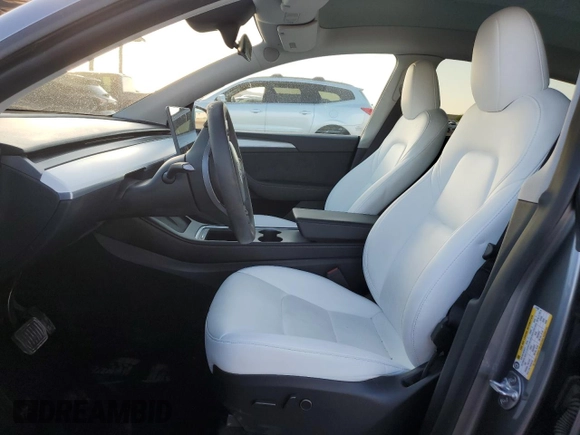 2024 Tesla Model Y Long Range z VIN 7SAYGAEEXRF211507, wystawiony jako Copart lot #56432715 z przebiegiem Nie podano mil oraz Szkoda całkowita • Salvage title. Historia ofert i sprzedaży dostępna na DreamBid. Obrazek 7.