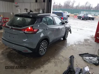 2023 Nissan Kicks SV z VIN 3N1CP5CVXPL509574, wystawiony jako IAAI lot #41717716 z przebiegiem 13 189 mil mil oraz . Historia ofert i sprzedaży dostępna na DreamBid. Obrazek 4.