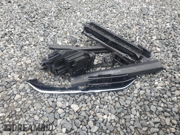 2024 Volkswagen Tiguan SE R-Line Black with VIN 3VV8B7AXXRM124760, listed as a Copart auction lot 59147895 with 9,261 mi miles and Salvage title. Bid and sale history available at DreamBid. Image 13.
