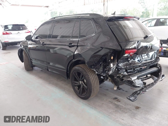 2024 Volkswagen Tiguan SE R-Line Black z VIN 3VVCB7AX4RM106944, wystawiony jako IAAI lot #42121362 z przebiegiem 11 777 mil mil oraz . Historia ofert i sprzedaży dostępna na DreamBid. Obrazek 3.
