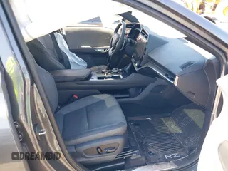 2024 Lexus RZ 300e Premium z VIN JTJABABB7RA002691, wystawiony jako IAAI lot #41999231 z przebiegiem 5515 mil mil oraz . Historia ofert i sprzedaży dostępna na DreamBid. Obrazek 5.