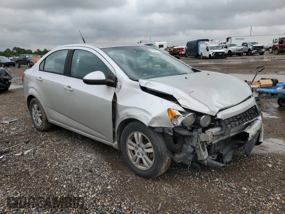 2012 Chevrolet Sonic LS z VIN 1G1JA5SH6C4164795, wystawiony jako Copart lot #55952365 z przebiegiem 119 966 mil mil oraz Szkoda całkowita • Salvage title. Historia ofert i sprzedaży dostępna na DreamBid. Obrazek 4.