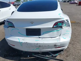 2023 Tesla Model 3 z VIN 5YJ3E1EA5PF517893, wystawiony jako IAAI lot #42515181 z przebiegiem 38 538 mil mil oraz . Historia ofert i sprzedaży dostępna na DreamBid. Obrazek 6.