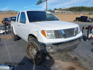 2007 Nissan Frontier SE z VIN 1N6AD06U67C417356, wystawiony jako IAAI lot #41157828 z przebiegiem 101 937 mil mil oraz . Historia ofert i sprzedaży dostępna na DreamBid. Obrazek 1.