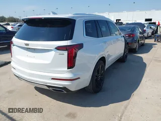 2020 Cadillac XT6 FWD Premium Luxury z VIN 1GYKPERS1LZ103976, wystawiony jako IAAI lot #41679005 z przebiegiem 57 249 mil mil oraz . Historia ofert i sprzedaży dostępna na DreamBid. Obrazek 4.