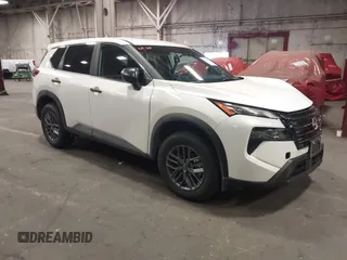 2024 Nissan Rogue S z VIN 5N1BT3AB2RC732834, wystawiony jako IAAI lot #42362033 z przebiegiem 6 642 mil mil oraz . Historia ofert i sprzedaży dostępna na DreamBid. Obrazek 1.