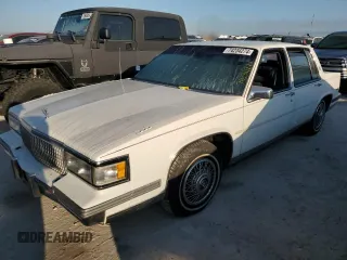 1988 Cadillac DeVille z VIN 1G6CD5157J4214845, wystawiony jako Copart lot #74234274 z przebiegiem 82 360 mil mil oraz Szkoda całkowita • Salvage title. Historia ofert i sprzedaży dostępna na DreamBid. Obrazek 1.