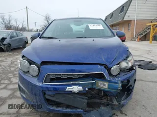 2012 Chevrolet Sonic LS z VIN 1G1JA5SH6C4199806, wystawiony jako IAAI lot #41454660 z przebiegiem 124 691 mil mil oraz . Historia ofert i sprzedaży dostępna na DreamBid. Obrazek 12.