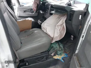2019 Chevrolet Express Cargo z VIN 1GCWGBFG0K1248106, wystawiony jako IAAI lot #41415517 z przebiegiem Nie podano mil oraz . Historia ofert i sprzedaży dostępna na DreamBid. Obrazek 5.