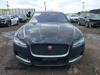 2017 Jaguar XF 35t Premium with VIN SAJBJ4BV4HCY35231, listed as a IAAI auction lot 41422811 with 92,484 mi miles. Bid and sale history available at carsss.com. Image 6.