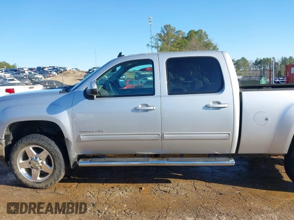 2013 GMC Sierra 2500HD SLT z VIN 1GT121C82DF218580, wystawiony jako IAAI lot #41758693 z przebiegiem 121 798 mil mil oraz . Historia ofert i sprzedaży dostępna na DreamBid. Obrazek 15.