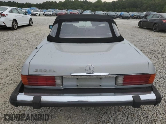 1982 Mercedes-Benz 380 SL z VIN WDBBA45A0CB014230, wystawiony jako Copart lot #71148724 z przebiegiem 133 903 mil mil oraz Nie do naprawy • Non repairable. Historia ofert i sprzedaży dostępna na DreamBid. Obrazek 6.