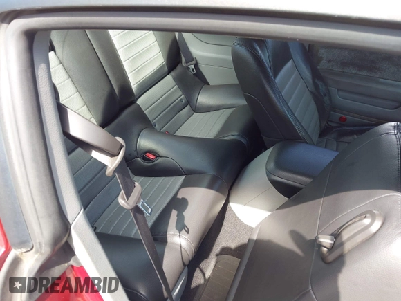 2008 Ford Mustang GT Deluxe z VIN 1ZVHT82H885111628, wystawiony jako IAAI lot #42522595 z przebiegiem 98 043 mil mil oraz . Historia ofert i sprzedaży dostępna na DreamBid. Obrazek 8.
