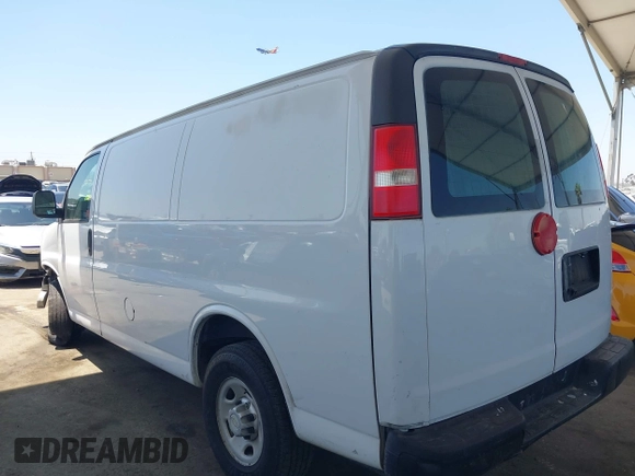 2013 Chevrolet Express Cargo z VIN 1GCWGFCA6D1145640, wystawiony jako IAAI lot #42379485 z przebiegiem 174 877 mil mil oraz . Historia ofert i sprzedaży dostępna na DreamBid. Obrazek 3.