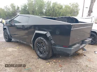 2024 Tesla Cybertruck z VIN 7G2CEHED6RA048460, wystawiony jako IAAI lot #42433721 z przebiegiem 8 019 mil mil oraz . Historia ofert i sprzedaży dostępna na DreamBid. Obrazek 3.