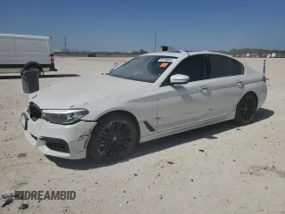 2018 BMW 5 Series 530i z VIN WBAJA5C54JWA57368, wystawiony jako Copart lot #49700045 z przebiegiem Nie podano mil oraz Szkody całkowita. Historia ofert i sprzedaży dostępna na DreamBid. Obrazek 1.