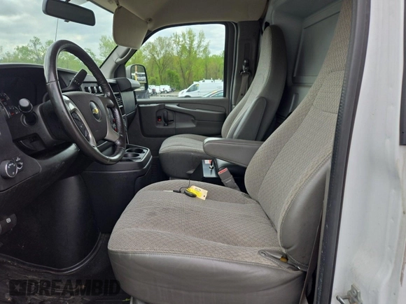 2015 Chevrolet Express Cargo z VIN 1GCWGFCF3F1168503, wystawiony jako IAAI lot #42546933 z przebiegiem 104 968 mil mil oraz . Historia ofert i sprzedaży dostępna na DreamBid. Obrazek 13.